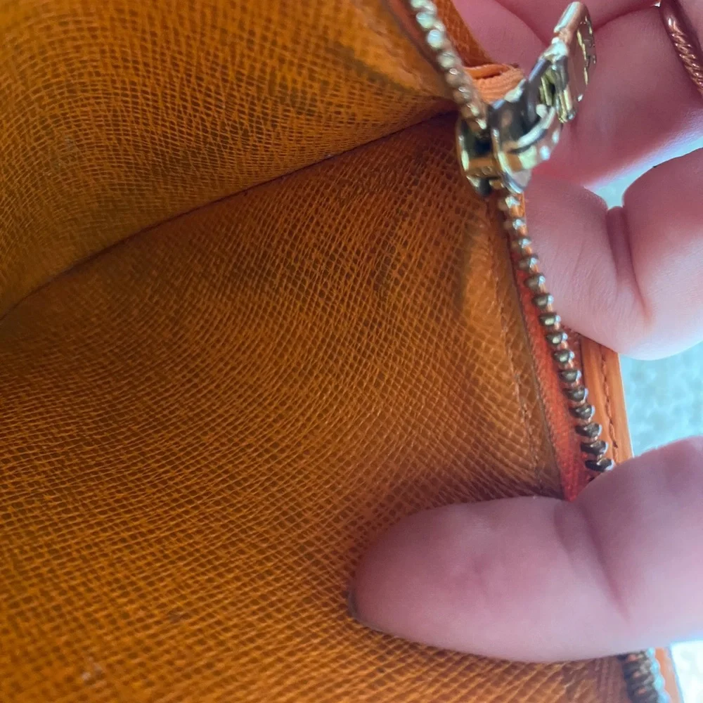 Authentic Louis Vuitton Epi leather Sarah wallet on chain crossbody - Picture 8 of 8